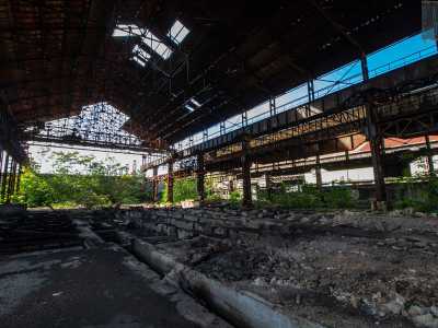 Decidiamo ora di spostarci verso l�altro capannone visitabile, visto che il terzo risulta completamente murato. E qui ci ritroviamo in un posto in cui le tracce dell�antica attivit� sono state totalmente cancellate